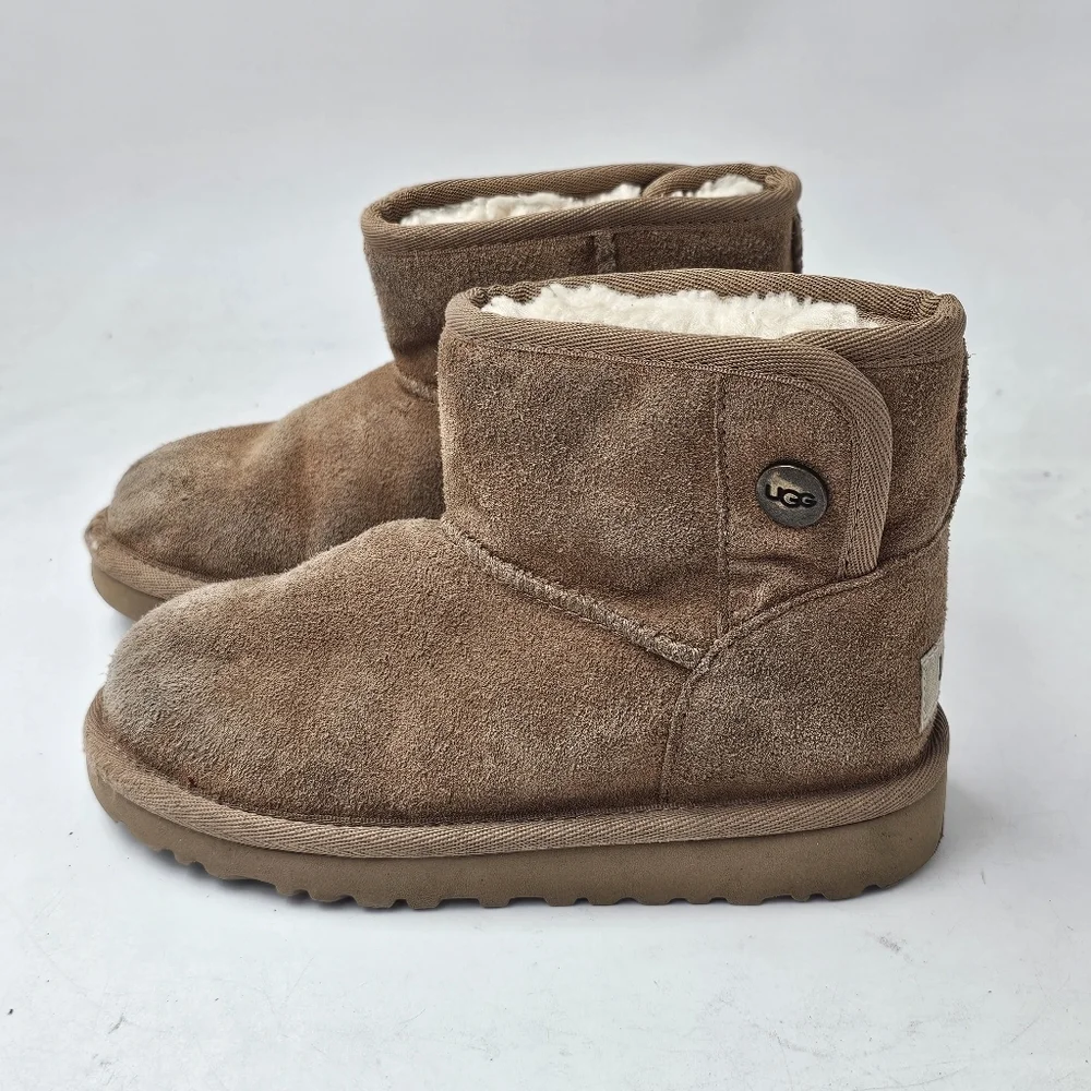 UGG Jona Mini Boot Kids 11 Chestnut Suede Snap UGGplush Lined Treadlite Sole EVA